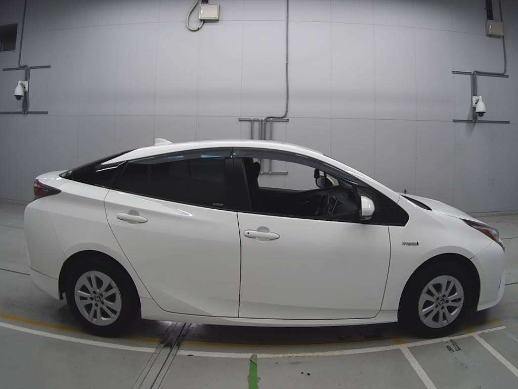 2017 Toyota Prius ZVW51[2]