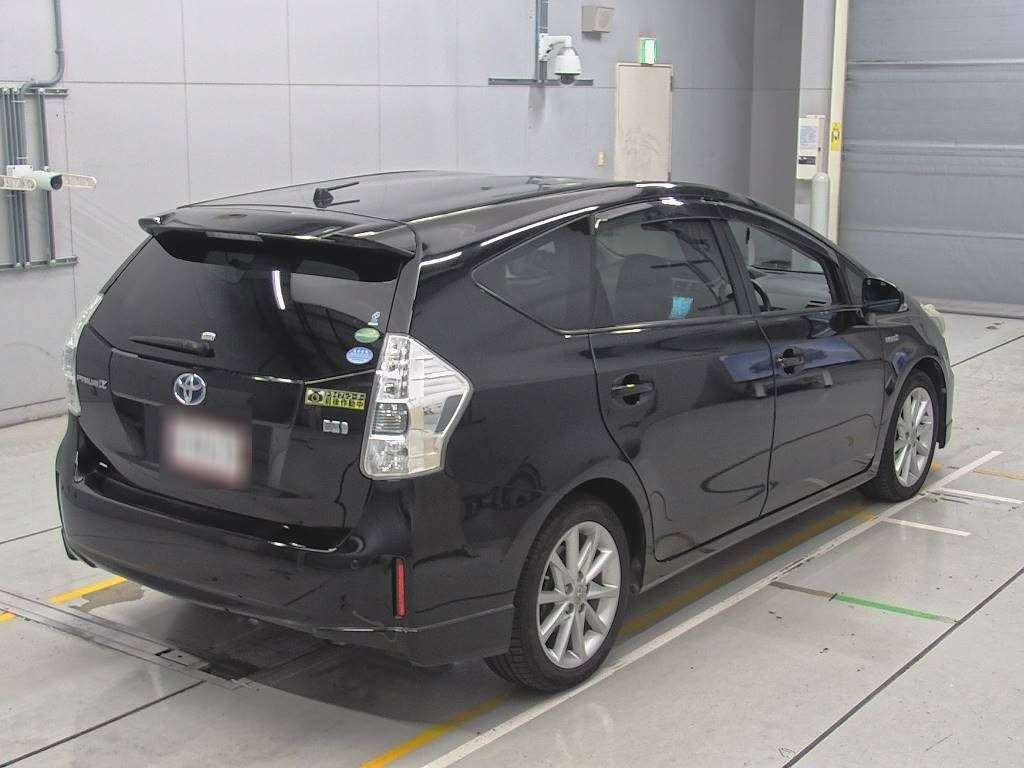 2013 Toyota Prius alpha ZVW40W[1]