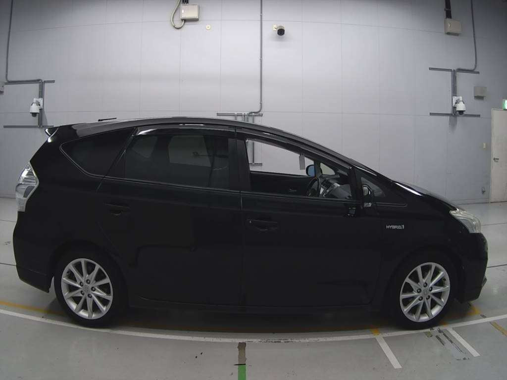 2013 Toyota Prius alpha ZVW40W[2]