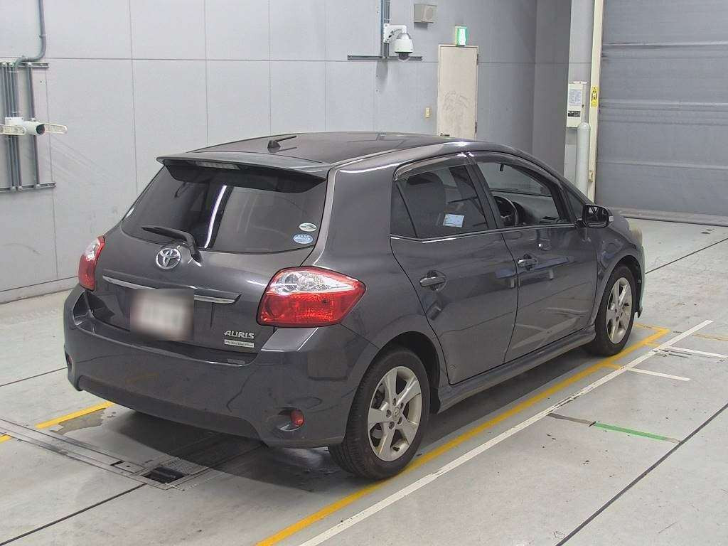 2010 Toyota Auris NZE151H[1]