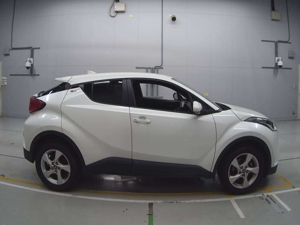 2017 Toyota C-HR NGX50[2]