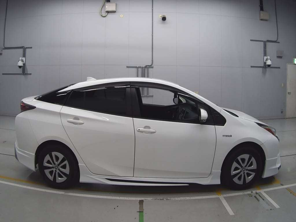 2017 Toyota Prius ZVW51[2]