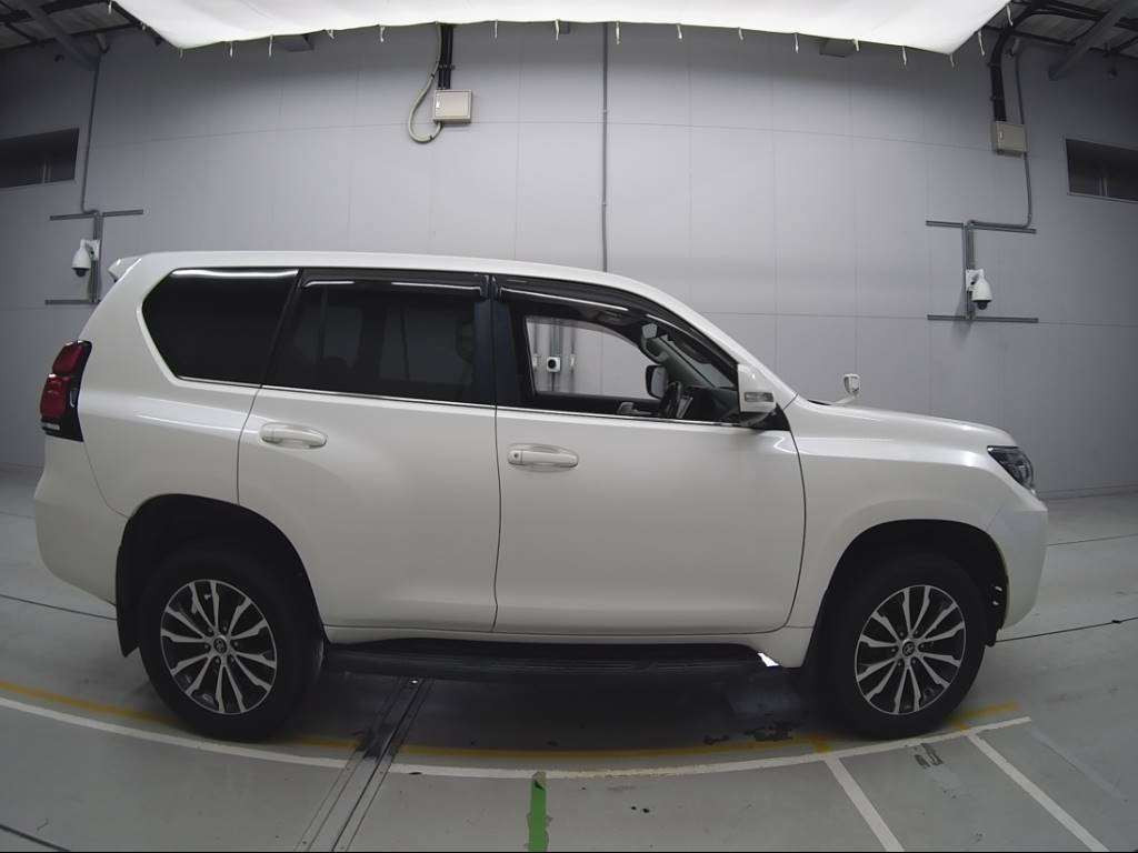 2017 Toyota Land Cruiser Prado GDJ150W[2]