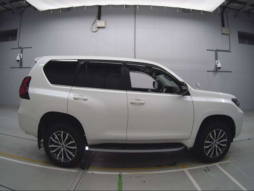 2018 Toyota Land Cruiser Prado TRJ150W[2]