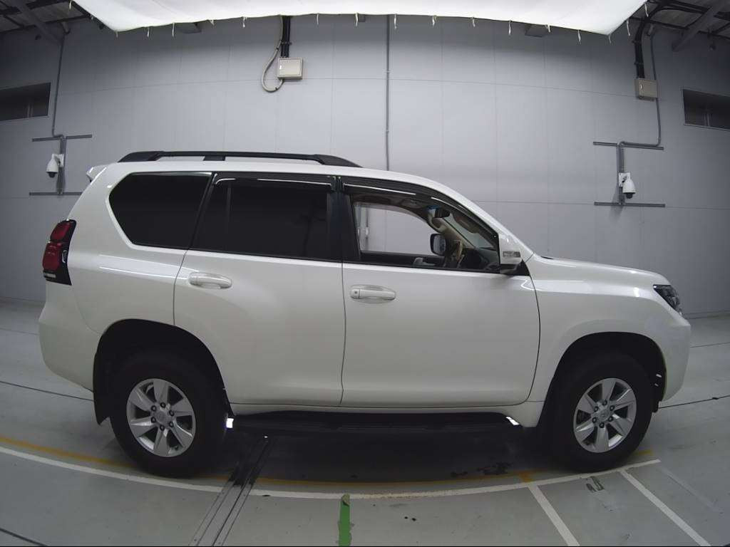 2018 Toyota Land Cruiser Prado TRJ150W[2]