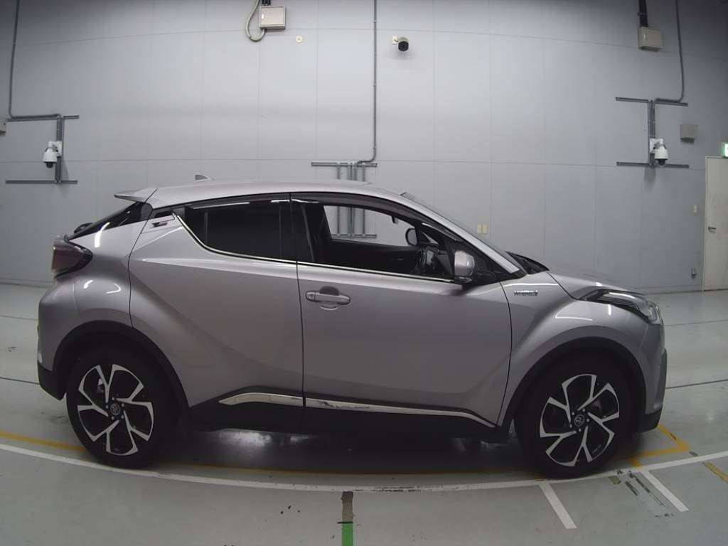 2017 Toyota C-HR ZYX10[2]