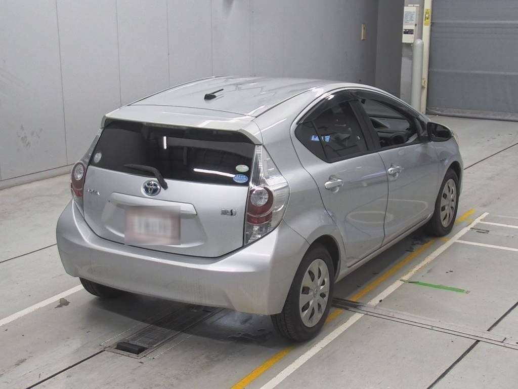 2012 Toyota Aqua NHP10[1]