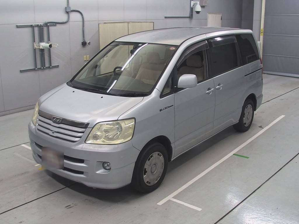 2004 Toyota Noah AZR60G[0]