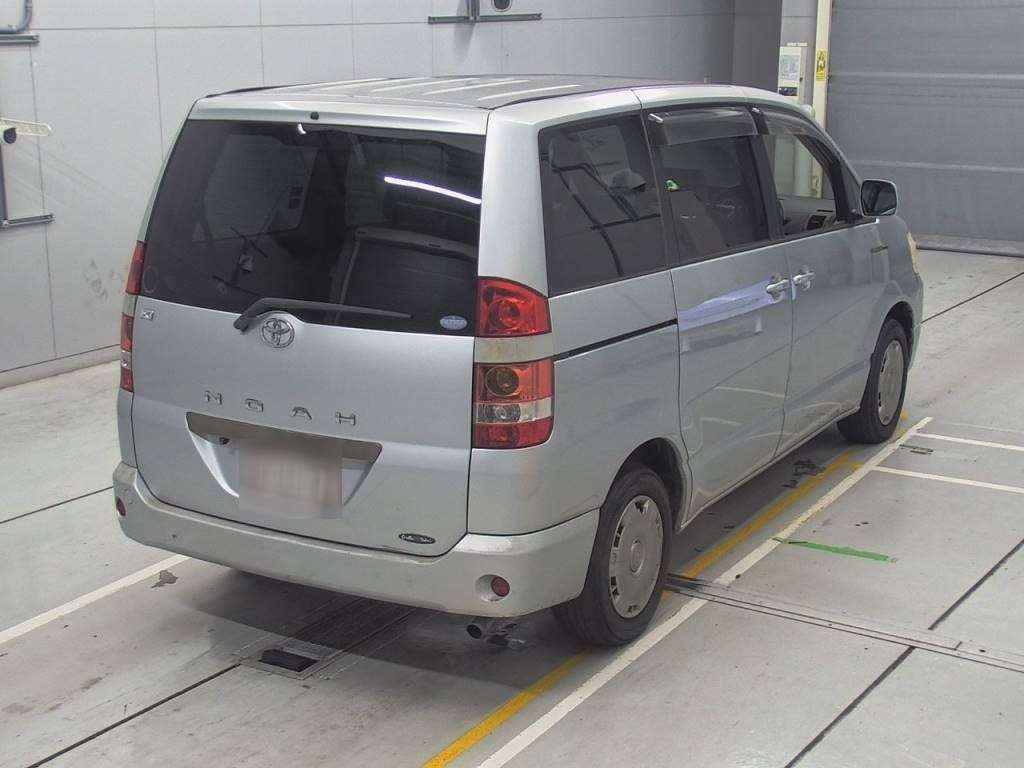 2004 Toyota Noah AZR60G[1]