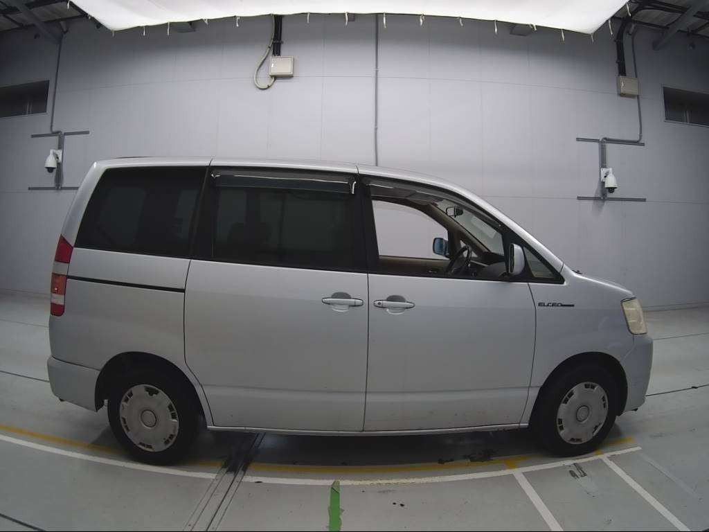 2004 Toyota Noah AZR60G[2]