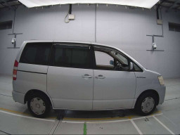 2004 Toyota Noah