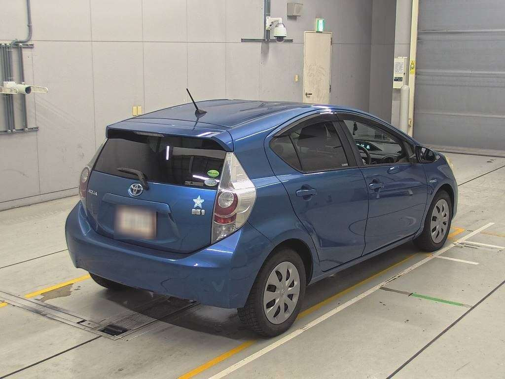 2013 Toyota Aqua NHP10[1]