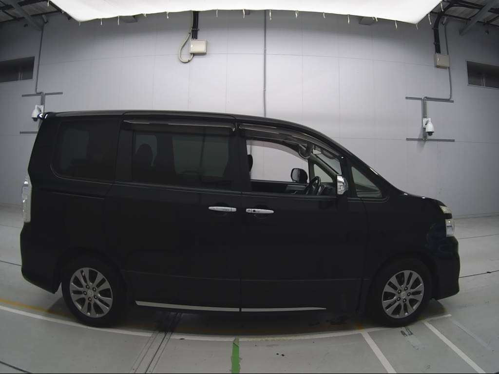 2012 Toyota Voxy ZRR70W[2]