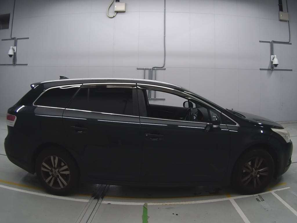 2011 Toyota Avensis Wagon ZRT272W[2]