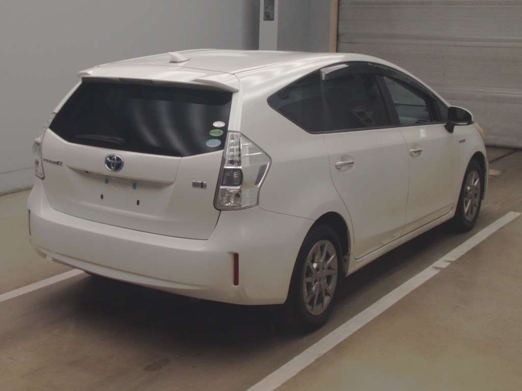 2014 Toyota Prius alpha ZVW41W[1]