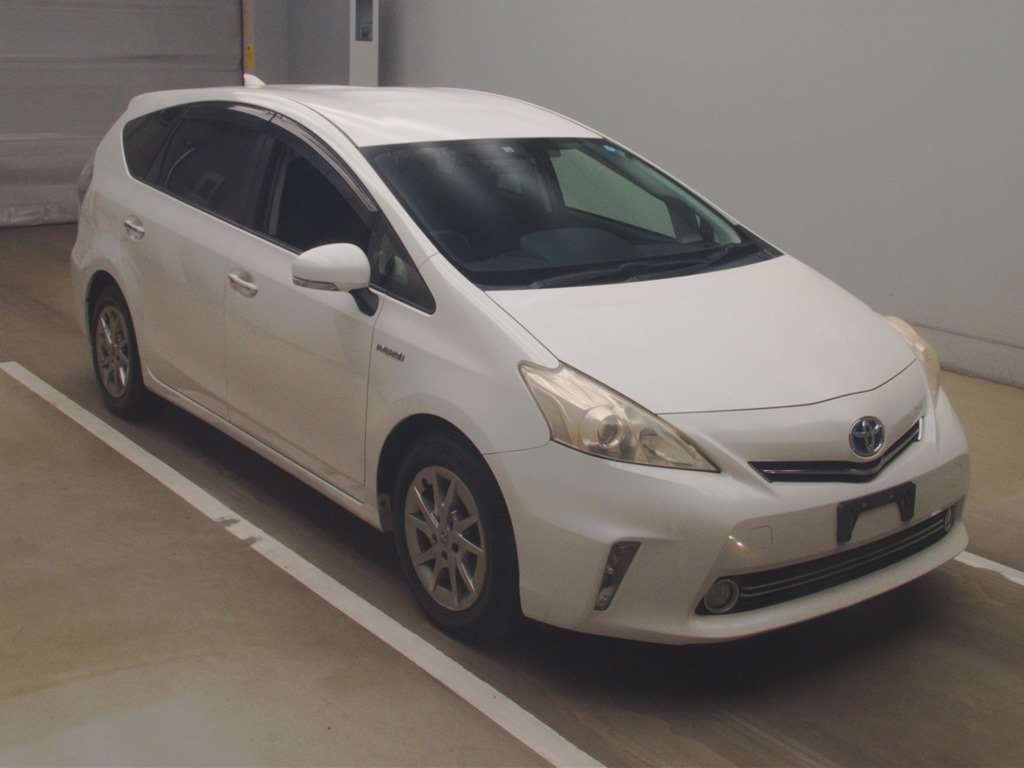 2014 Toyota Prius alpha ZVW41W[2]