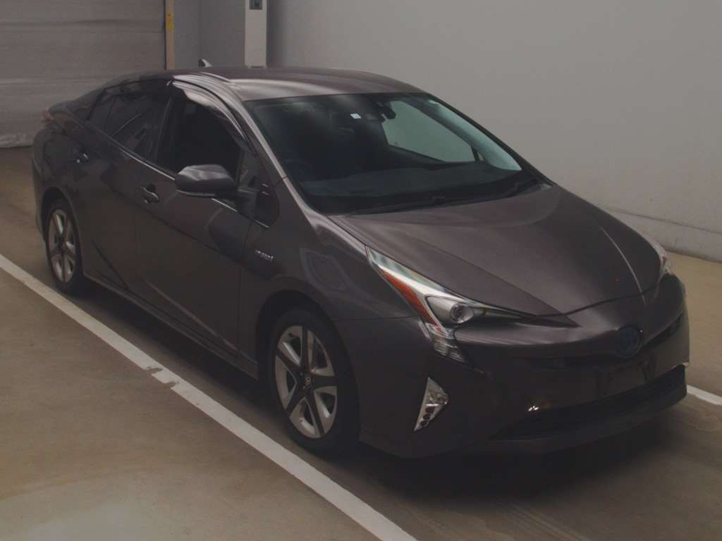 2016 Toyota Prius ZVW55[2]