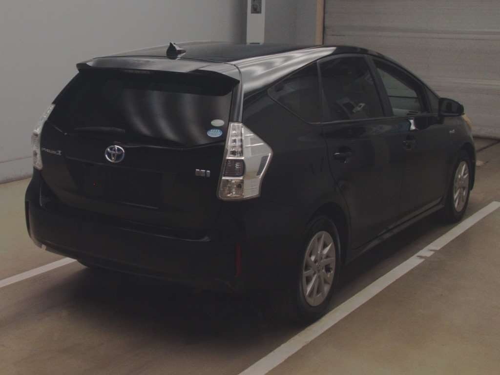 2011 Toyota Prius alpha ZVW41W[1]