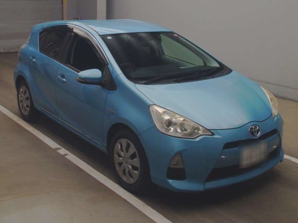 2012 Toyota Aqua NHP10[2]