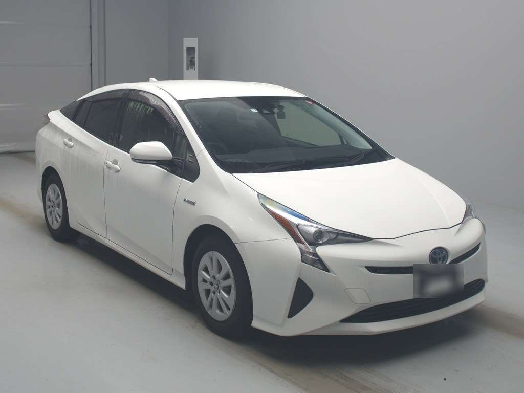 2017 Toyota Prius ZVW50[2]