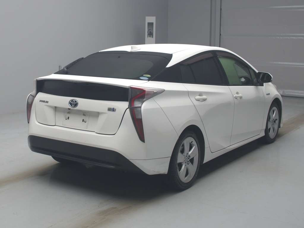 2017 Toyota Prius ZVW50[1]