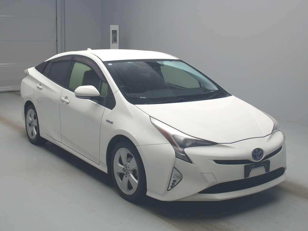 2017 Toyota Prius ZVW50[2]