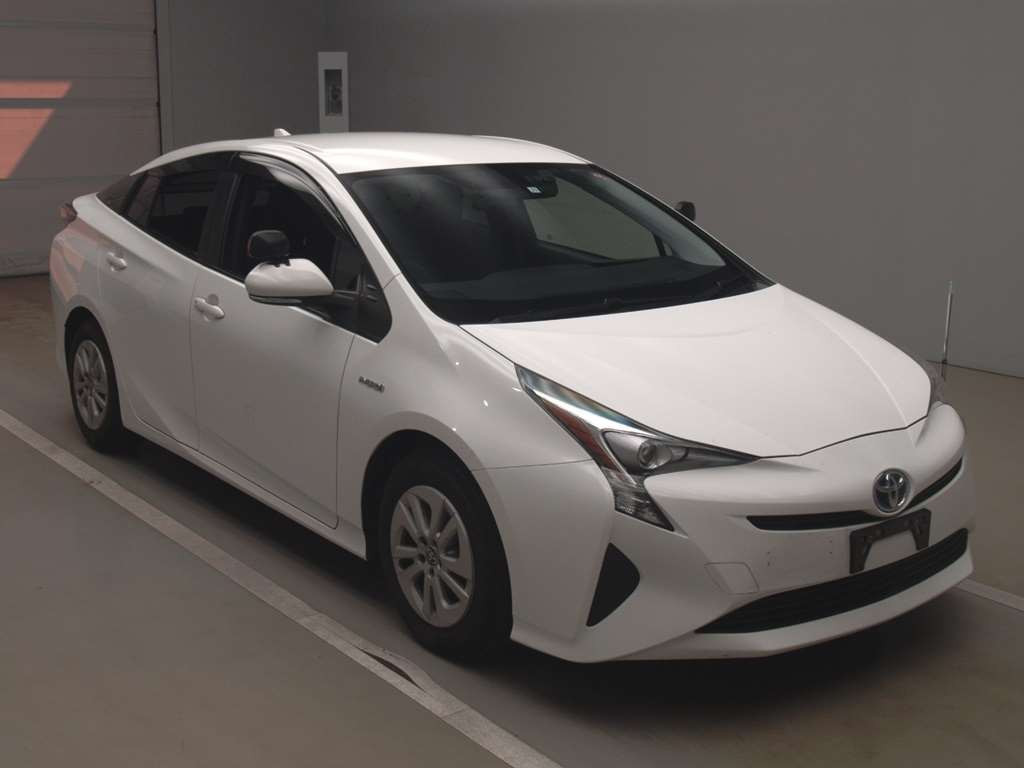 2016 Toyota Prius ZVW51[2]