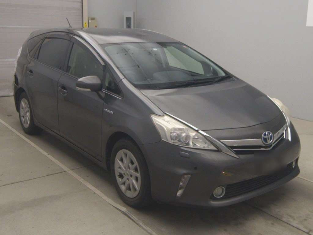 2011 Toyota Prius alpha ZVW41W[2]