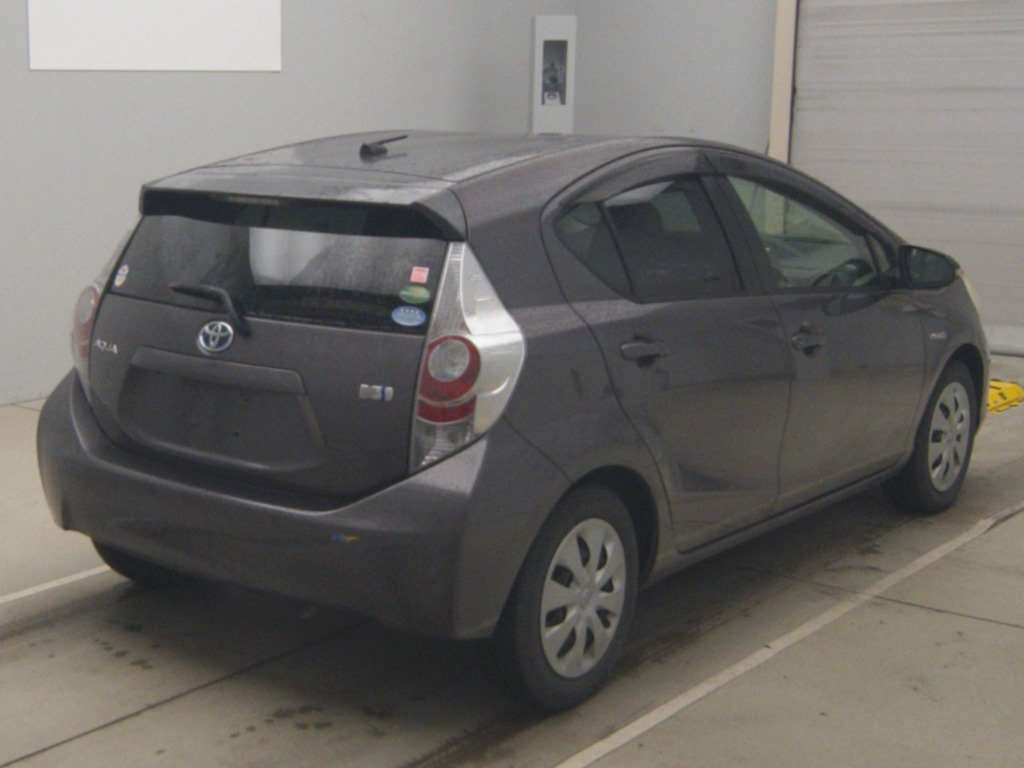 2013 Toyota Aqua NHP10[1]