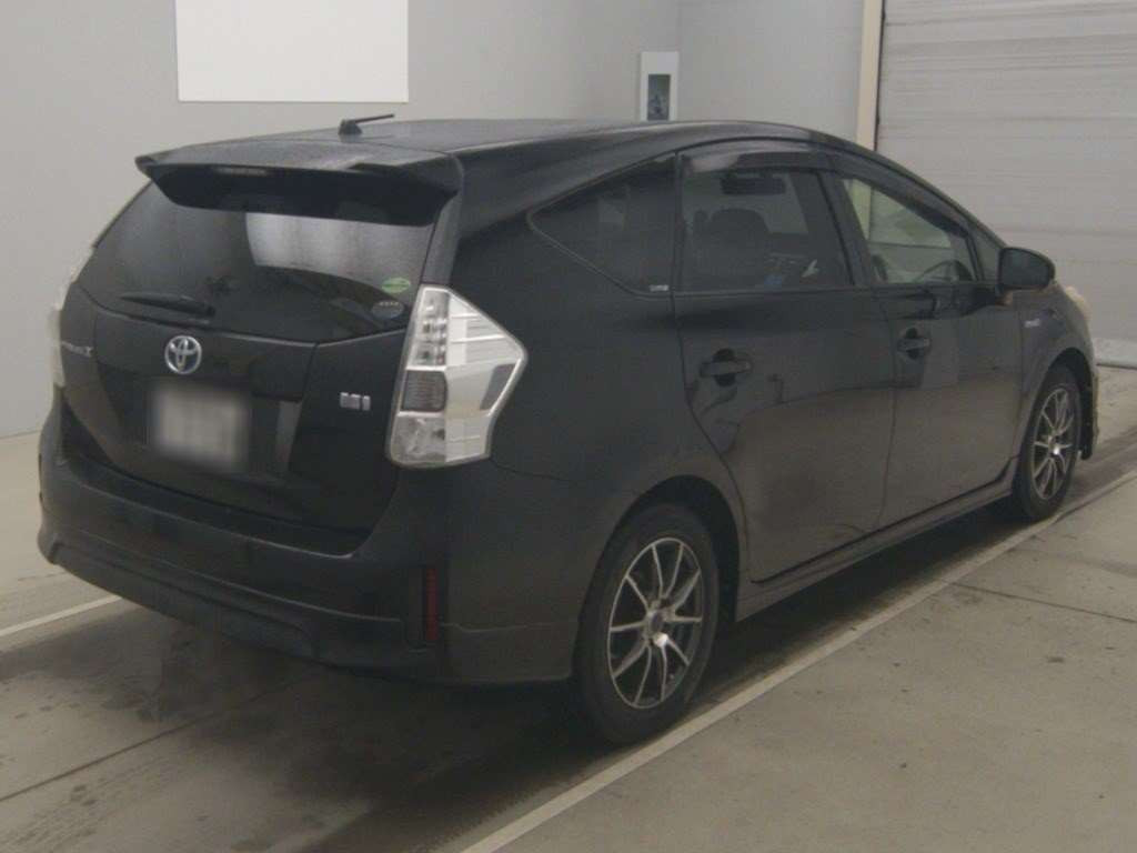 2013 Toyota Prius alpha ZVW40W[1]