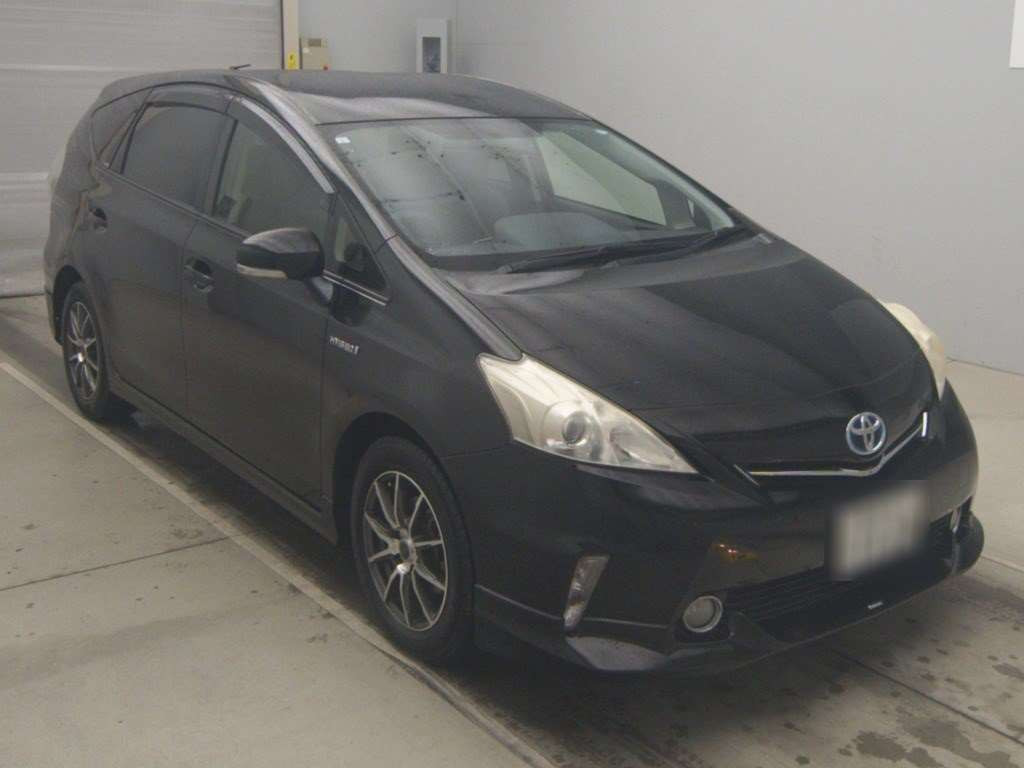 2013 Toyota Prius alpha ZVW40W[2]