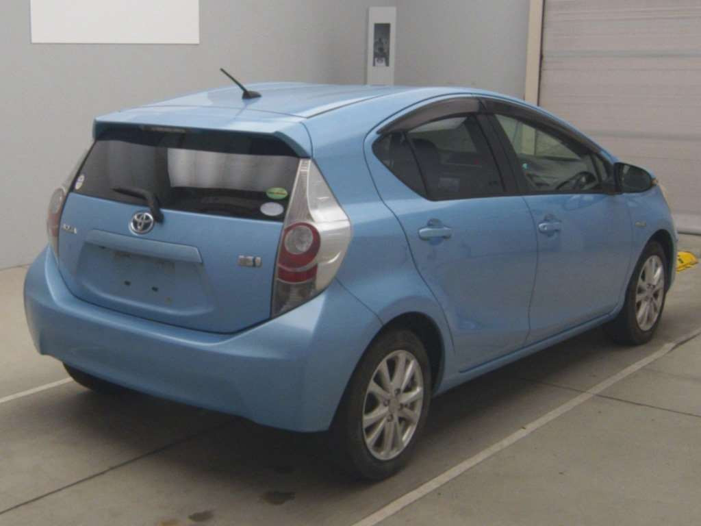 2012 Toyota Aqua NHP10[1]