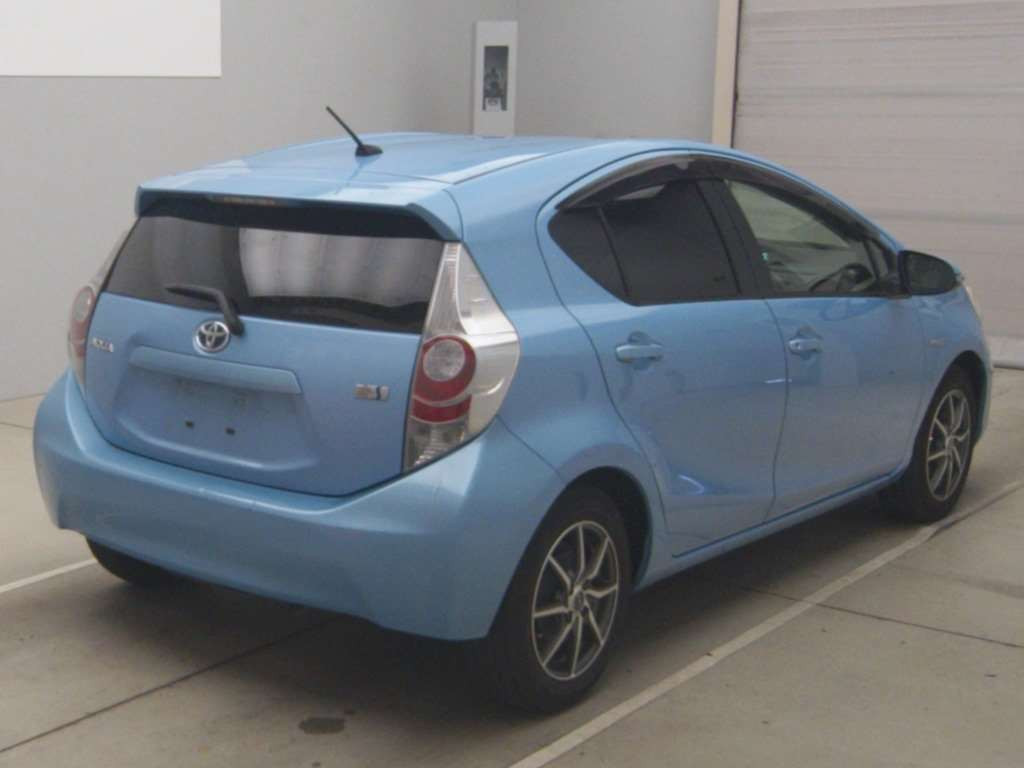 2013 Toyota Aqua NHP10[1]