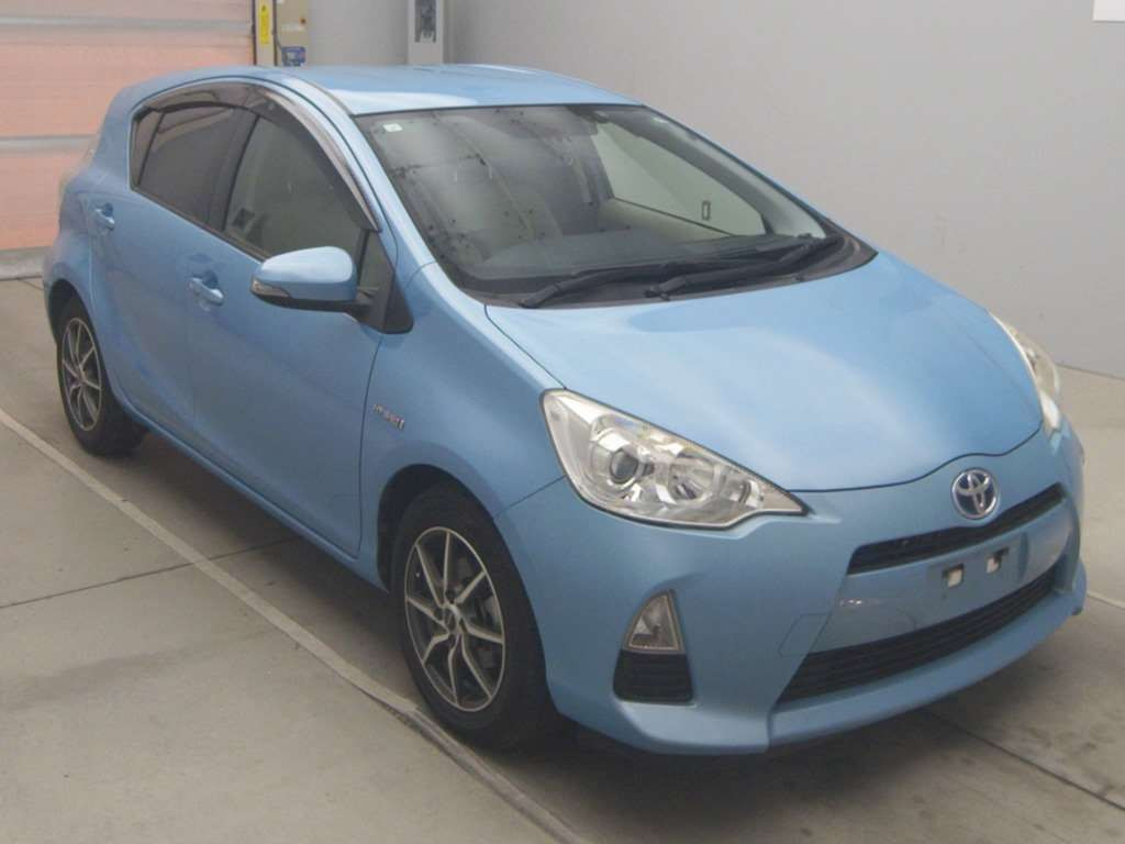 2013 Toyota Aqua NHP10[2]