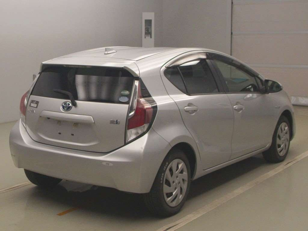 2015 Toyota Aqua NHP10[1]