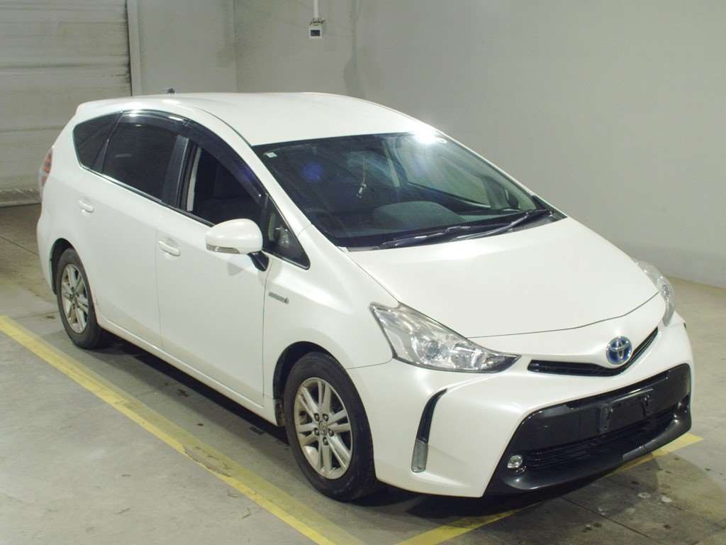 2014 Toyota Prius alpha ZVW41W[2]