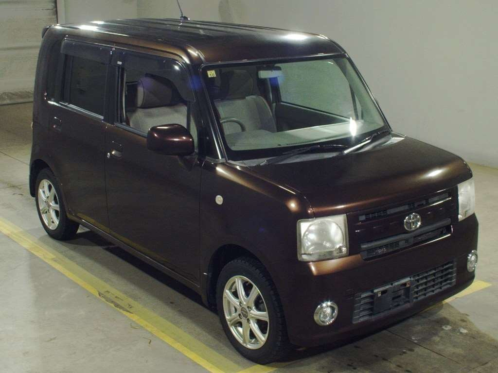 2011 Toyota Pixis Space L585A[2]