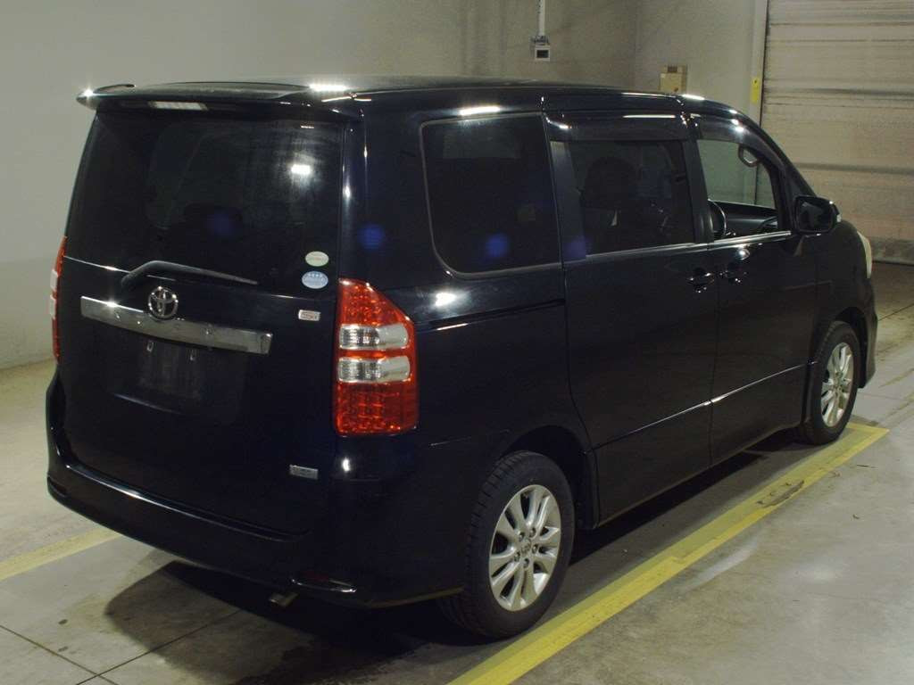 2011 Toyota Noah ZRR75W[1]