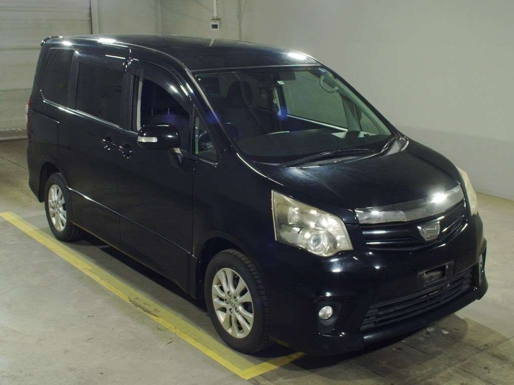 2011 Toyota Noah ZRR75W[2]