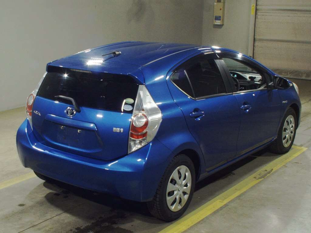 2012 Toyota Aqua NHP10[1]