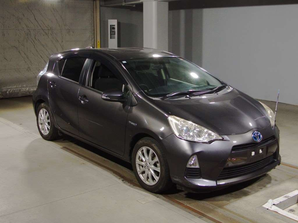 2012 Toyota Aqua NHP10[2]