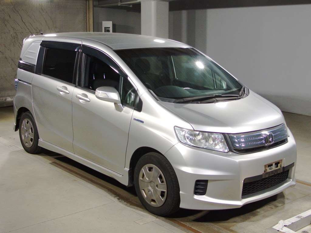 2012 Honda Freed spike hybrid GP3[2]