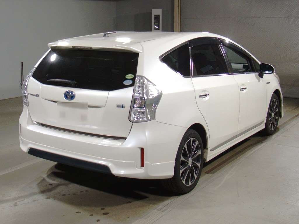 2013 Toyota Prius alpha ZVW41W[1]