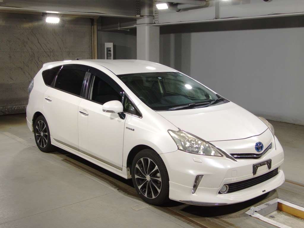 2013 Toyota Prius alpha ZVW41W[2]