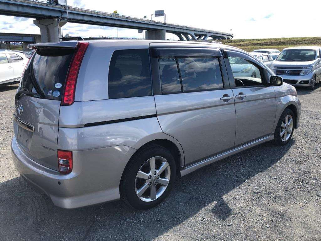 2006 Toyota Isis ANM10W[1]