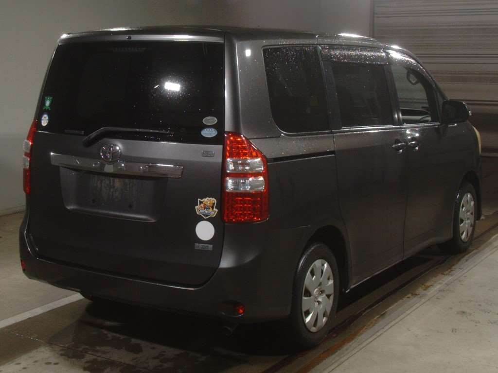 2010 Toyota Noah ZRR70G[1]