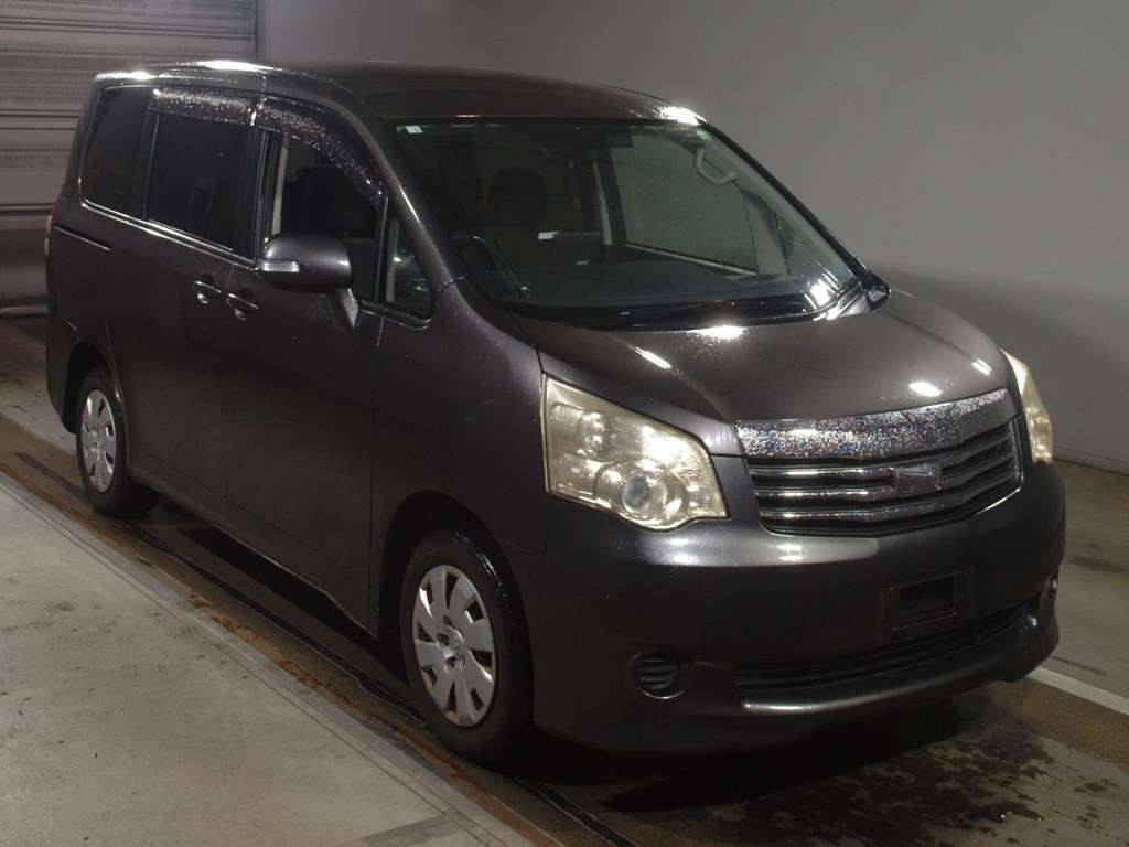 2010 Toyota Noah ZRR70G[2]