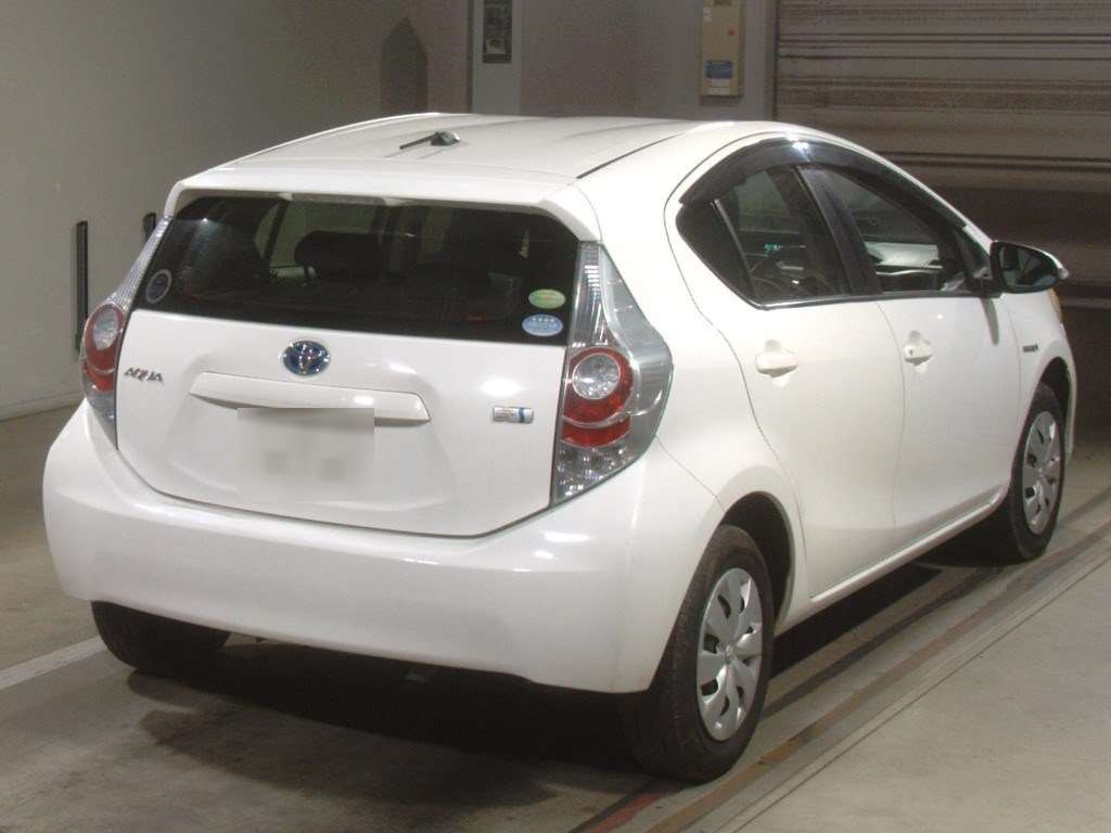 2013 Toyota Aqua NHP10[1]