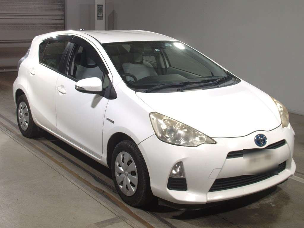 2013 Toyota Aqua NHP10[2]