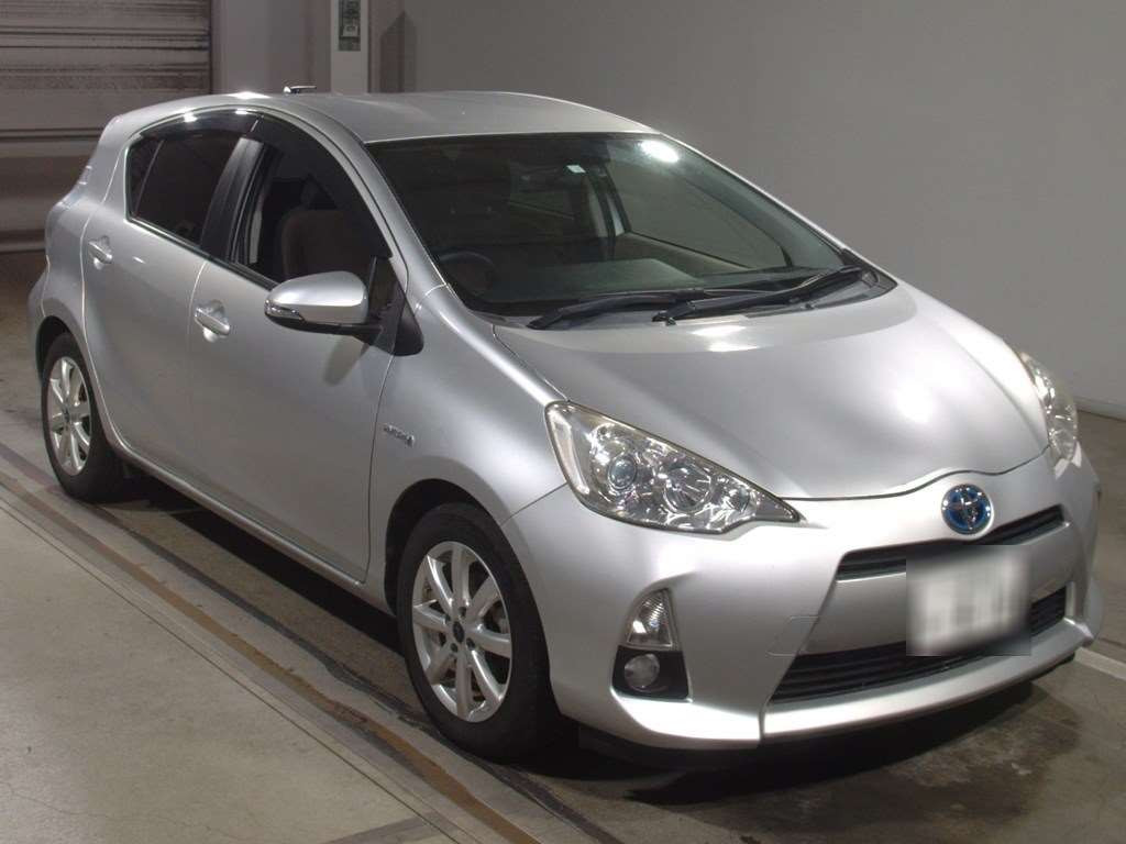 2013 Toyota Aqua NHP10[2]